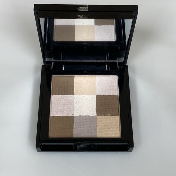 Signature Club A Checkerboard Translucent Finishing Powder #11A .2 oz. NEW - Picture 1 of 4